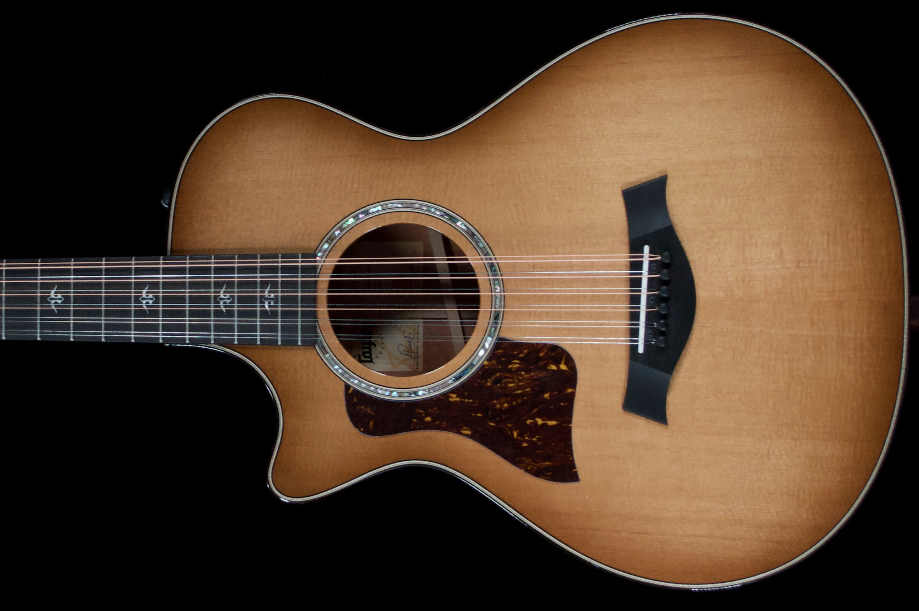 ✅ Taylor 552ce Urban Red Ironbark 12-Fret Left-handed Acoustic Guitar